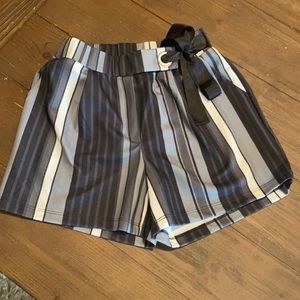 Venus dressy shorts sz small